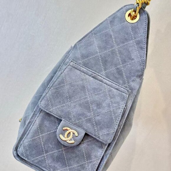 Classic CHANEL Bag: A Stylish and Versatile Choice for Elegance - Picture 4 of 8